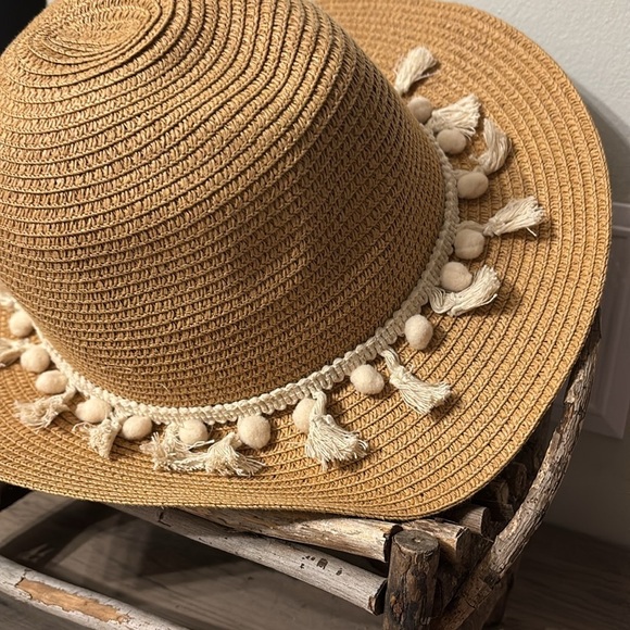 NWT Serra Tan and Cream Straw BEACH Hat with DECORATIVE Trim - Picture 2 of 8